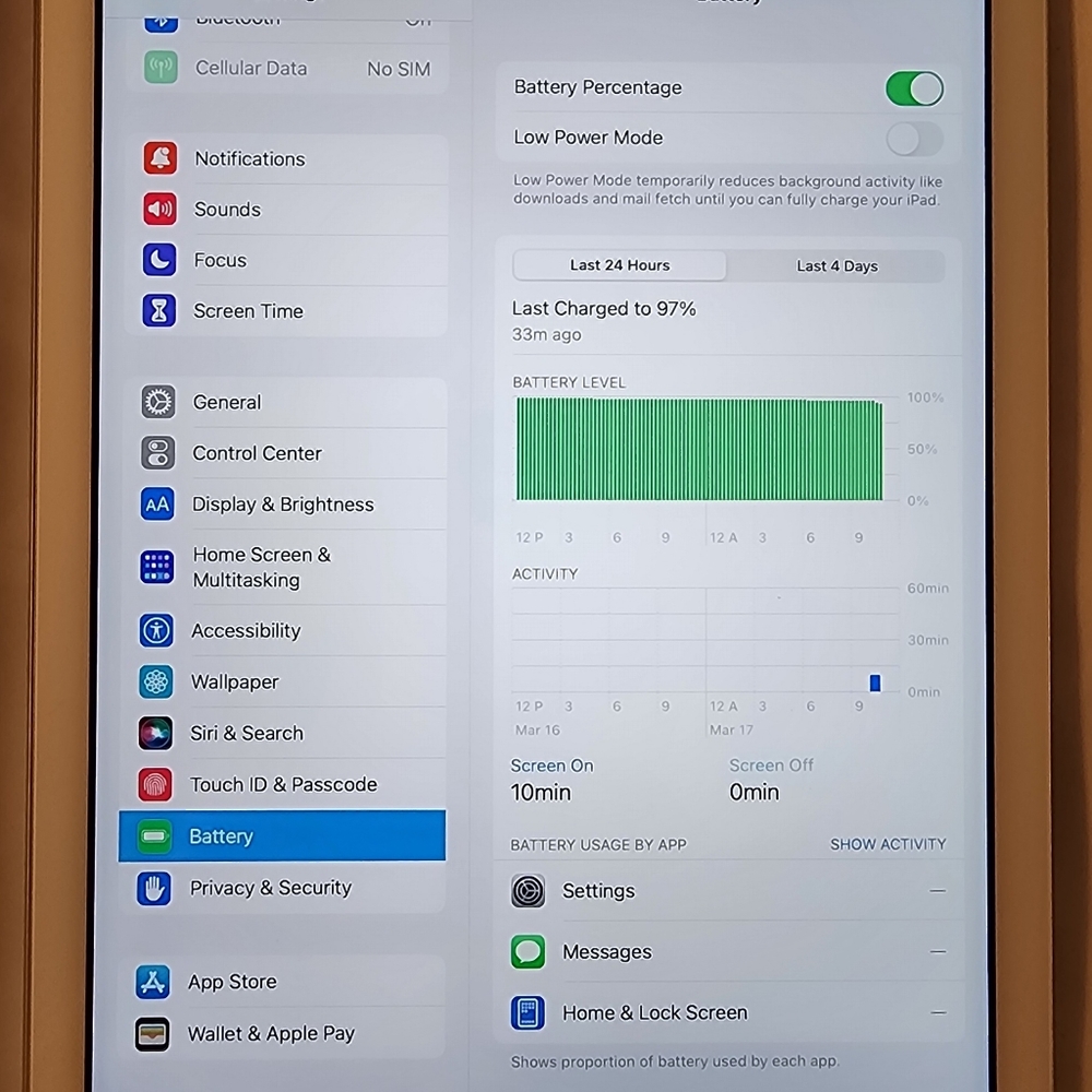 Apple Ipad 5th Generation 32gb Wi-Fi + Cellular. Like new.